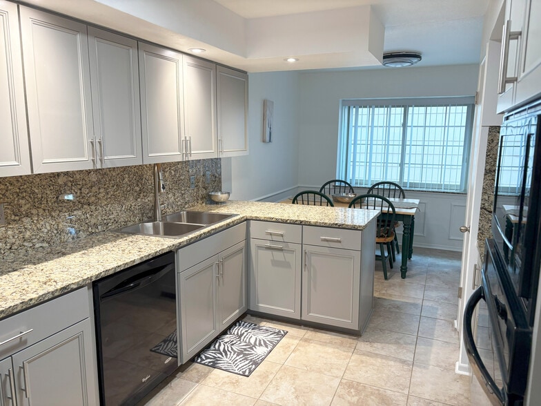 Kitchen - 7500 Callaghan Rd