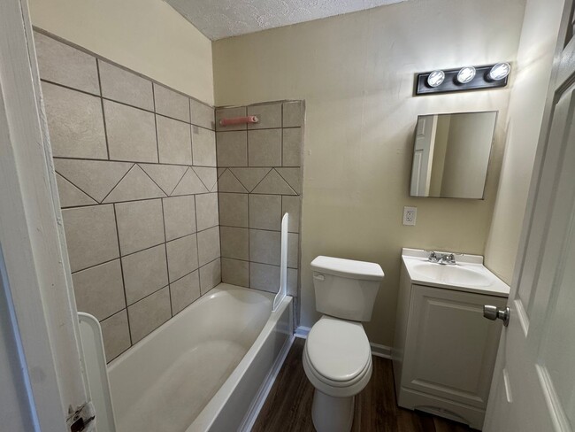 Building Photo - 3 Bedroom 2 Bath (w/ Bonus Room) & Spacious Living Area