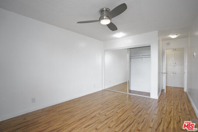 Building Photo - 425 S Kenmore Ave