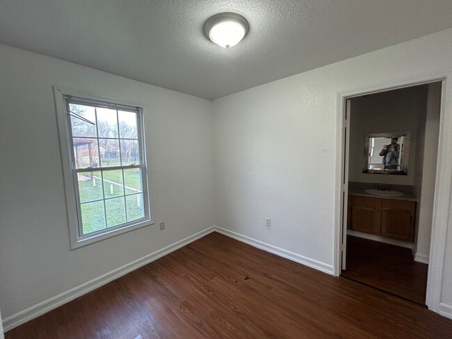 Building Photo - Spacious Waco ISD Home