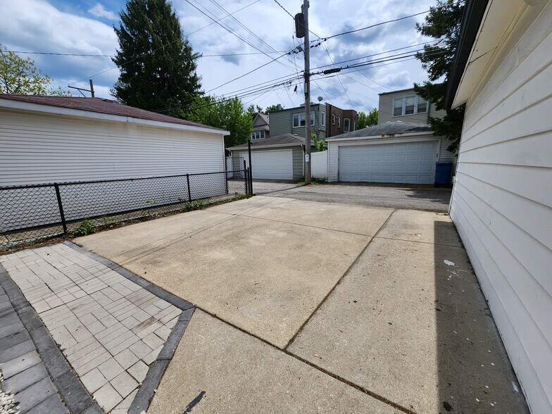 Building Photo - 5453 W Giddings St