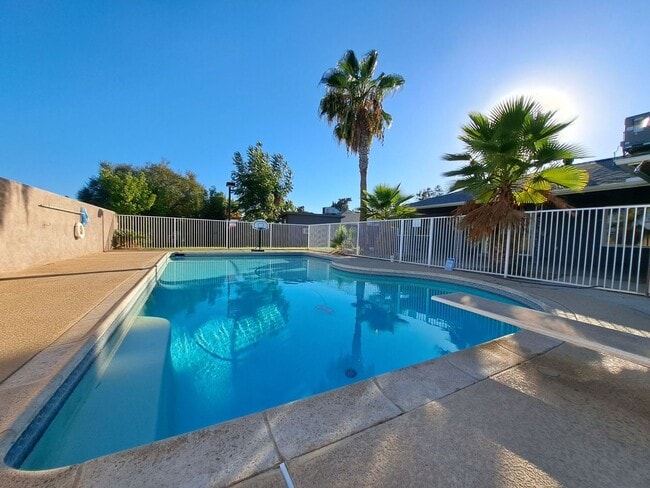 Building Photo - Beautiful 6-Bedroom Home with Pool & Outdo...