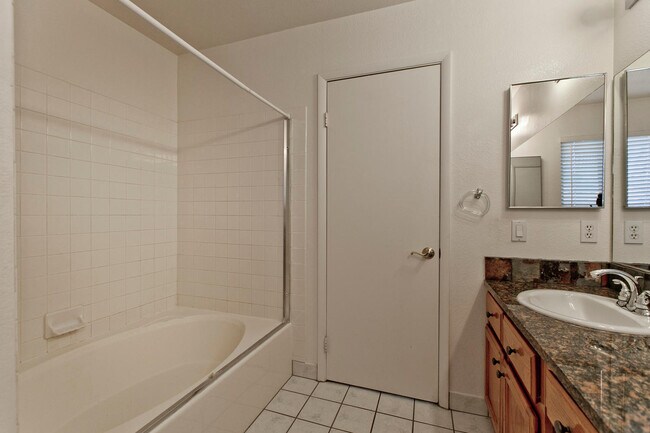 Building Photo - Beautiful home in the Lakes