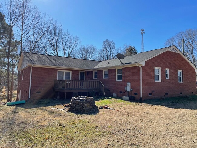 Building Photo - 4 Bed, 3 Bath brick home located in Ramseur