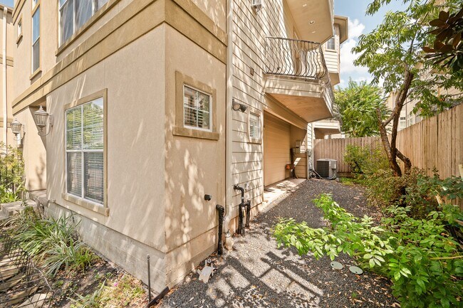Building Photo - 418 Fowler St