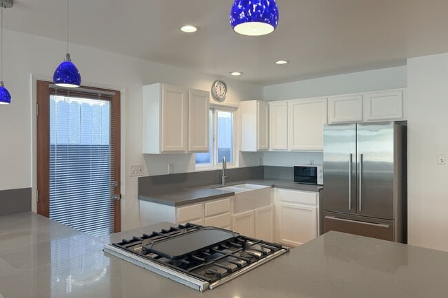 Building Photo - 3 bedrooms & 2 bathrooms |Duplex | Oxnard | Silverstrand Beach| Unfurnished