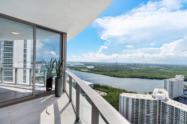Building Photo - 15701 Collins Ave