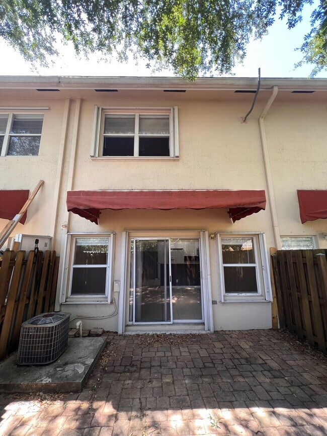Building Photo - Lovely Townhome in Gate Community!