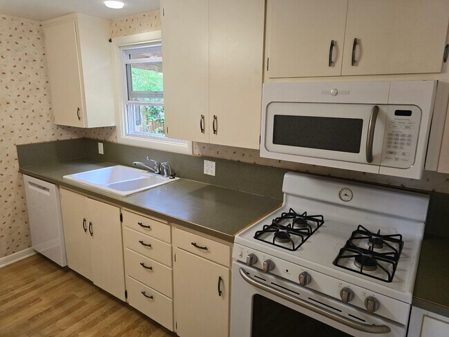 Building Photo - 3 Bedroom Home in a Flourishing Garden Property