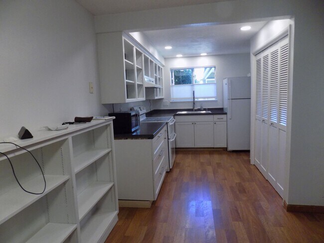 Building Photo - Spacious Three Bedroom, One & half Bathroo...