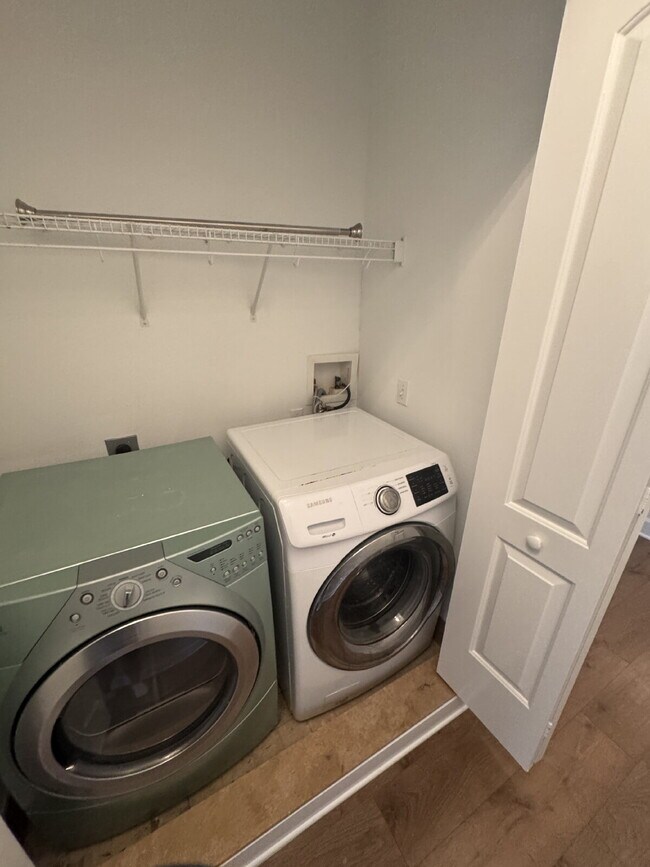 Building Photo - "Spacious 3-Bed Townhouse Retreat in Tampa...