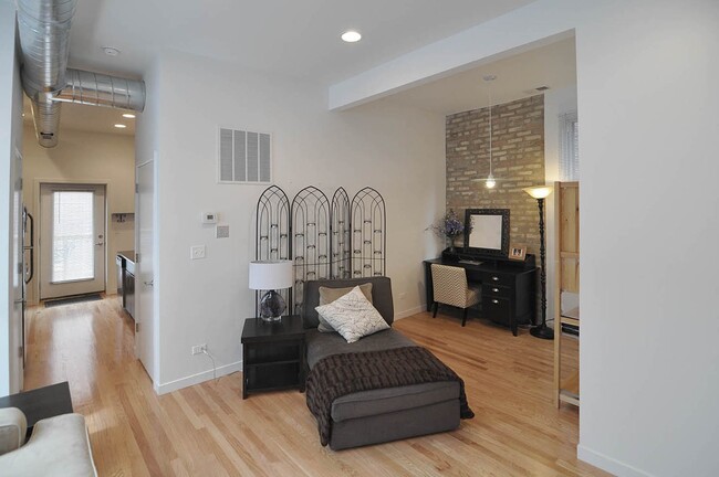 Building Photo - UK Village Brand New Large 1 Bedroom w/Central Heat & A/C, In-Unit Laundry. Free Internet