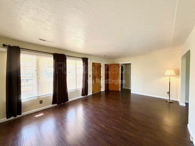 Building Photo - 1421 W 21st St