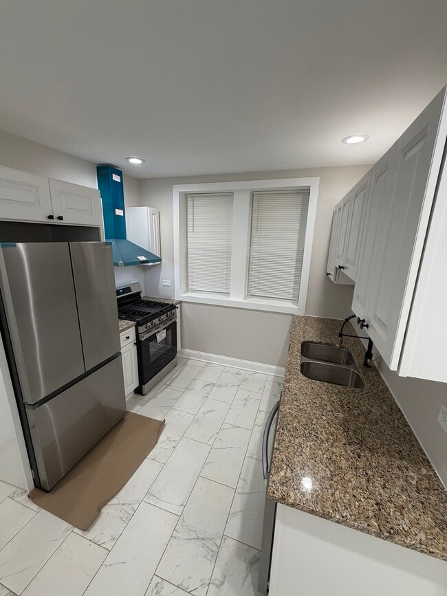 Building Photo - 1048 W Marquette Rd