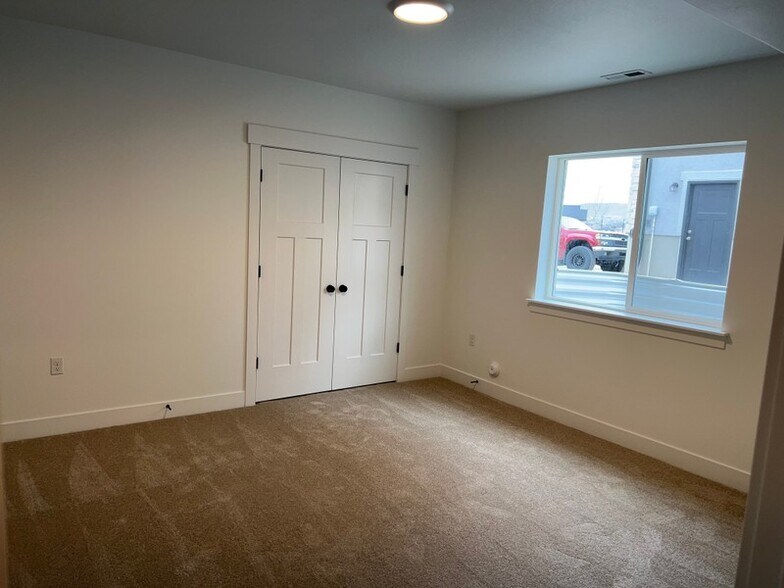 Building Photo - 556 N Hl Vw Dr