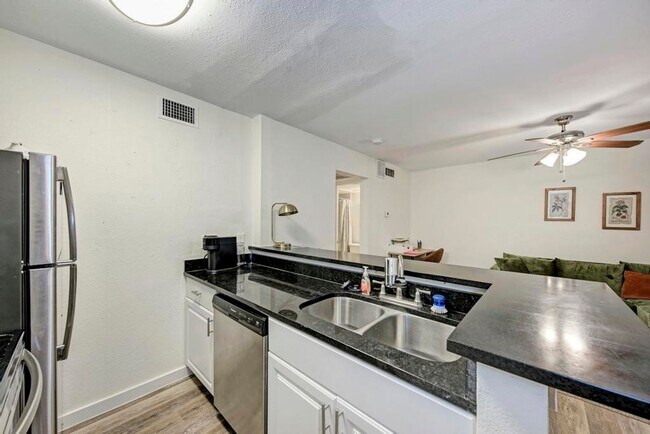 Building Photo - WASHER / DRYER, WOOD FLOORS OPEN LIVING LAYOUT !!