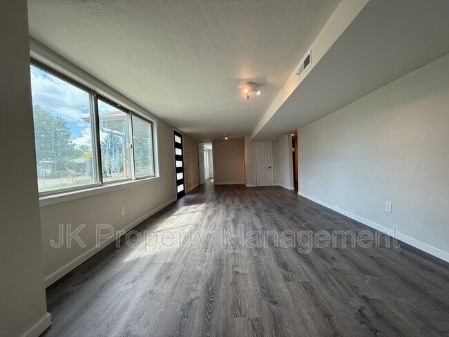 Building Photo - 105 Riverview Dr W
