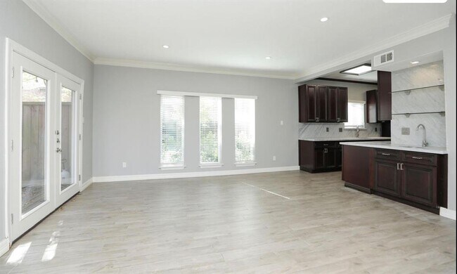 Building Photo - 9400 Doliver Dr