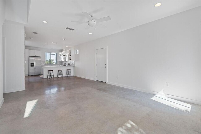 Building Photo - 801 N Bluff Dr
