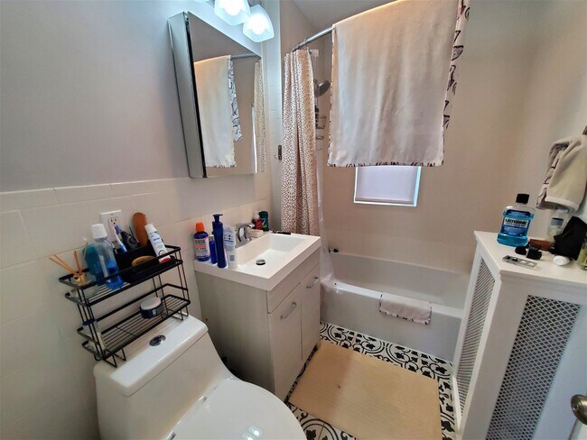 Building Photo - 22 5th Street Apt #2, Medford, MA 02155 - ...
