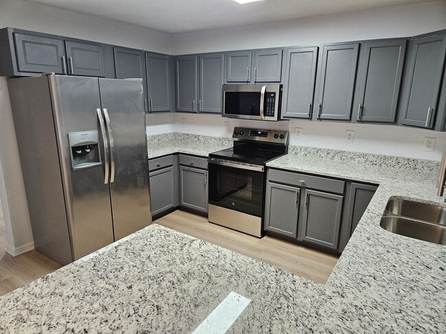 Building Photo - Stylish End Unit 3br 2.5ba TH in Cary! Available Now!