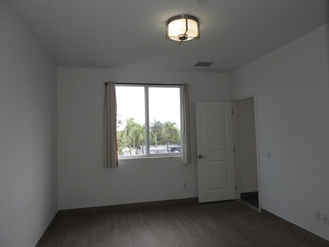 Building Photo - 1550 NE 34th Ct