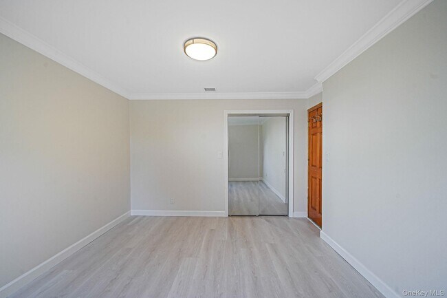Building Photo - 1072 Hicksville Rd