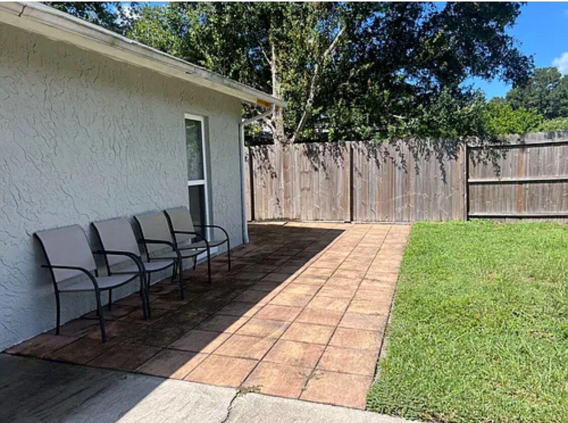 Building Photo - 1618 Amberglen Dr