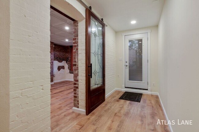 Building Photo - Professionally Managed & Recently Renovate...