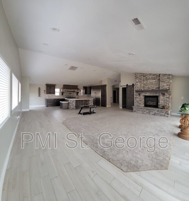 Building Photo - 1065 Canyon St