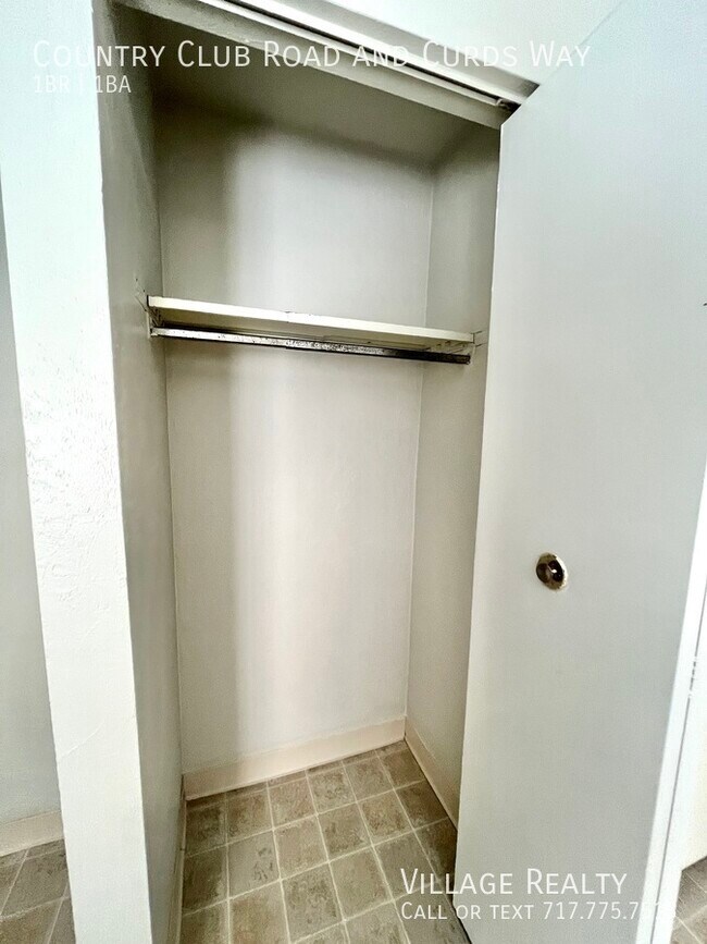 Building Photo - 613 Country Club Rd