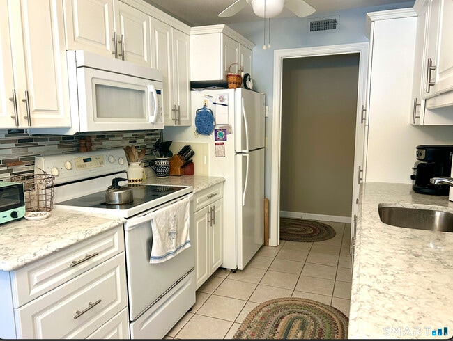 Building Photo - 576 Heritage Vlg