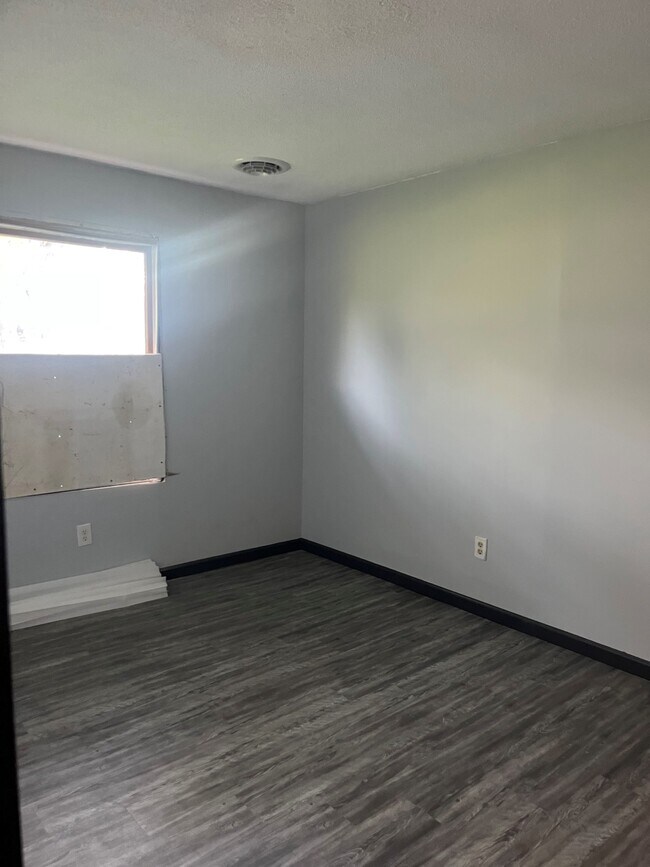 Building Photo - 208 Logan-