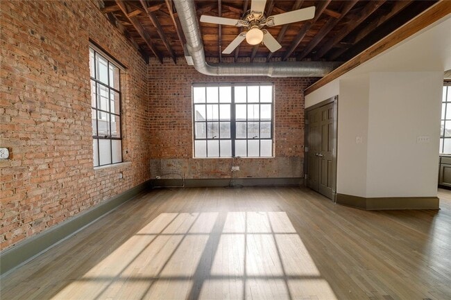 Building Photo - 709 W Magnolia Ave