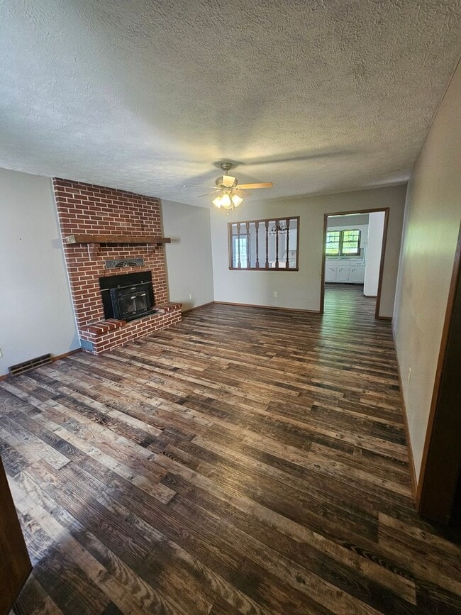 Building Photo - 3 Bedroom | 2 Bathroom | 2 Car Garage | Springfield MO!
