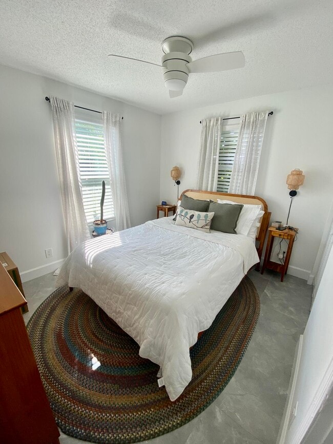 Building Photo - 604 SE 4th Ave