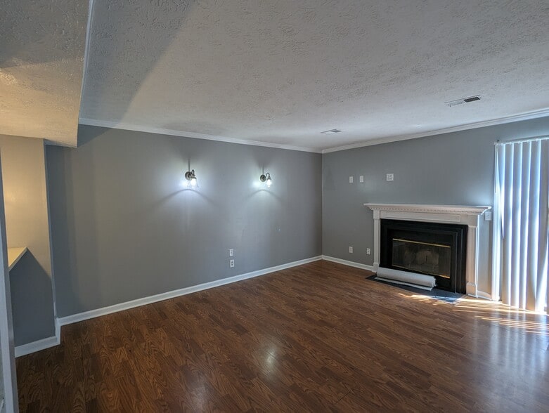 Building Photo - 463 Claircrest Dr