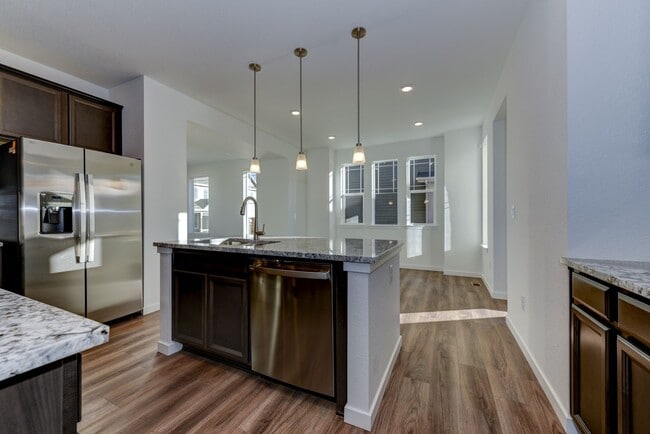 Building Photo - Beautiful 4 bed, 3 bath Townhome with 2 car garage ready for move in!
