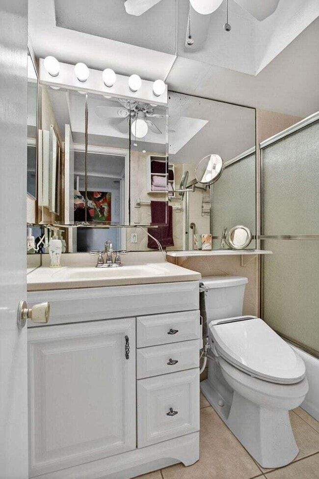 Building Photo - 100 SE 6th Ave