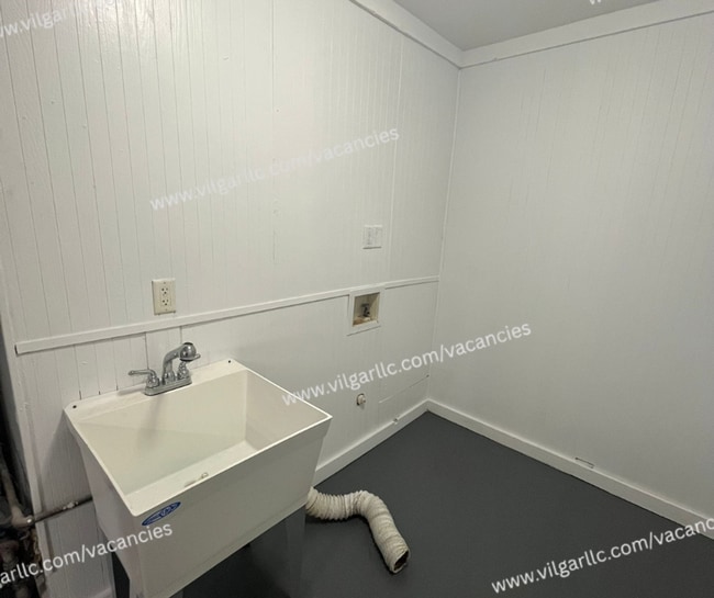Building Photo - This stunning 4 Bedroom, 1 Bath home in Gary, IN
