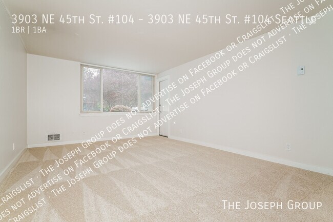 Building Photo - 3903 NE 45th St