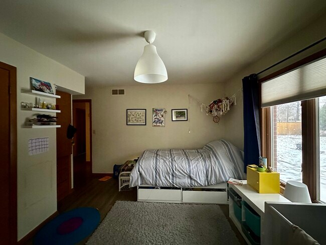 Building Photo - 1708 Pleasant St