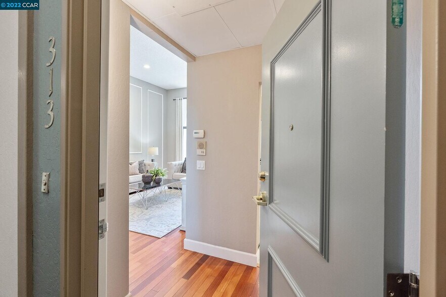 Building Photo - 300 N Civic Dr #313