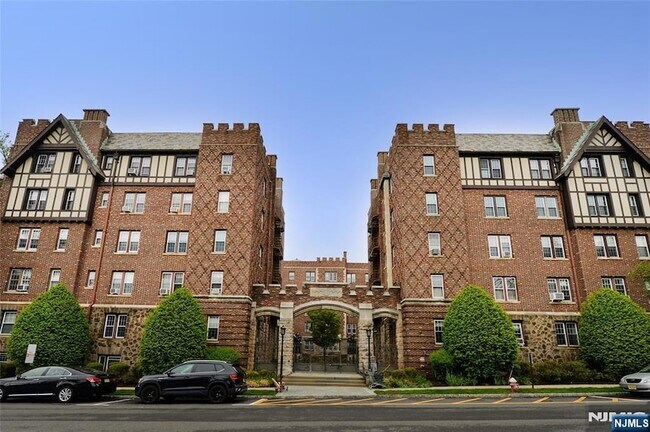 Building Photo - 275 Engle St