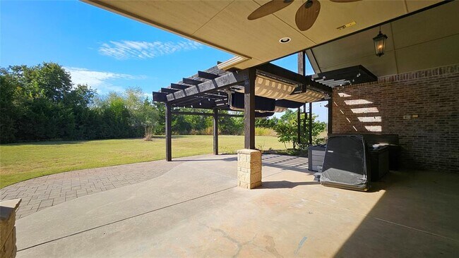 Building Photo - 6301 Hilltop Dr