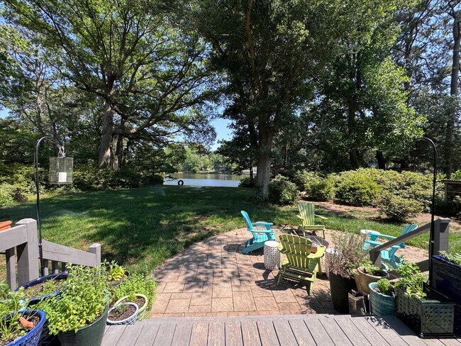 Building Photo - Lakefront Great Neck Home! 4/2.5 brick ranch in lovely Southern Point