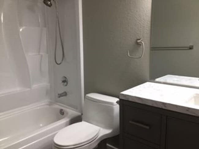 Building Photo - Cute and Upgraded Condo in Redmond!