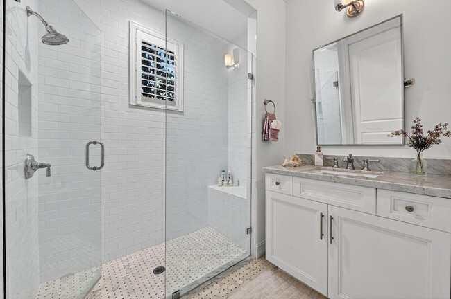 Building Photo - 121 Lily Ln