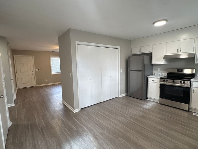 Building Photo - Freshly Renovated Duplex in Manchester!