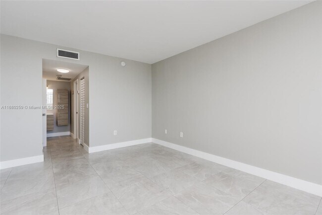 Building Photo - 500 Bayview Dr